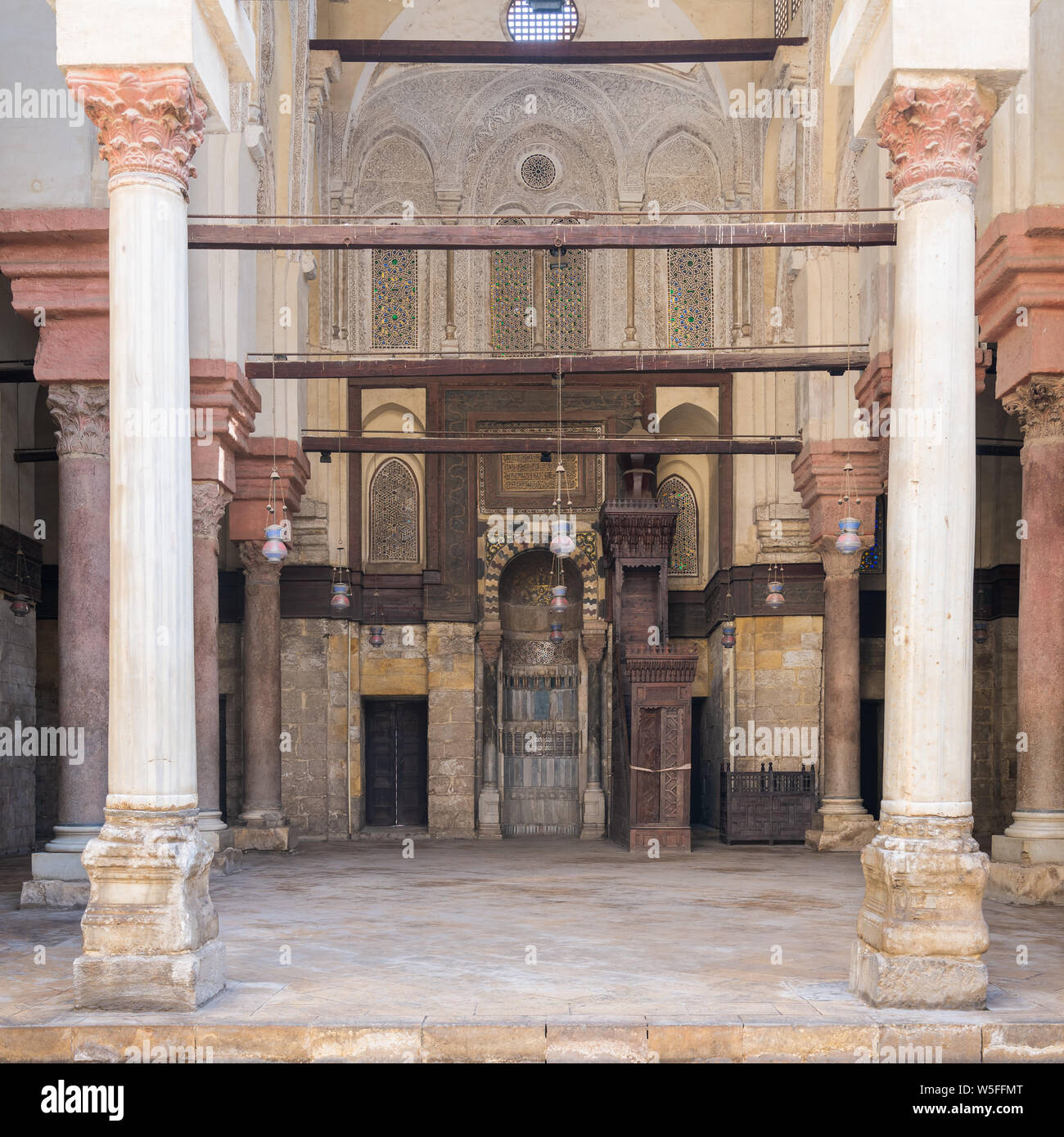Nicchia - Mihrab - e il pulpito - Minibar - della Moschea del Sultano Qalawun, Moez Street, Il Cairo, Egitto Foto Stock