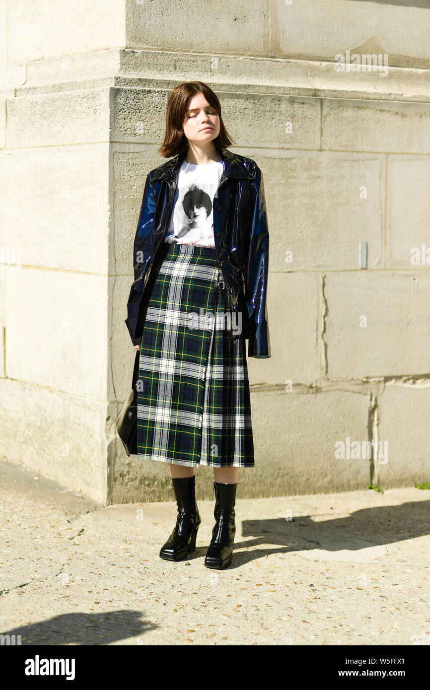 Un pedone comporta per un street style snap durante la settimana della moda di Parigi Autunno/Inverno 2019 a Parigi, Francia, 27 febbraio 2019. Foto Stock