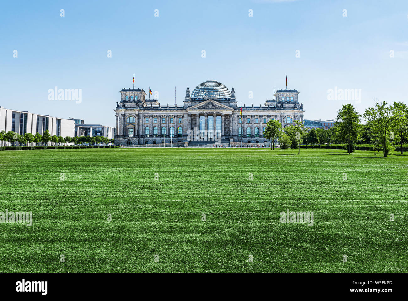 Il palazzo del Reichstag a Berlino, Germania, luogo di riunione del parlamento tedesco Bundestag su soleggiate giornate estive Foto Stock