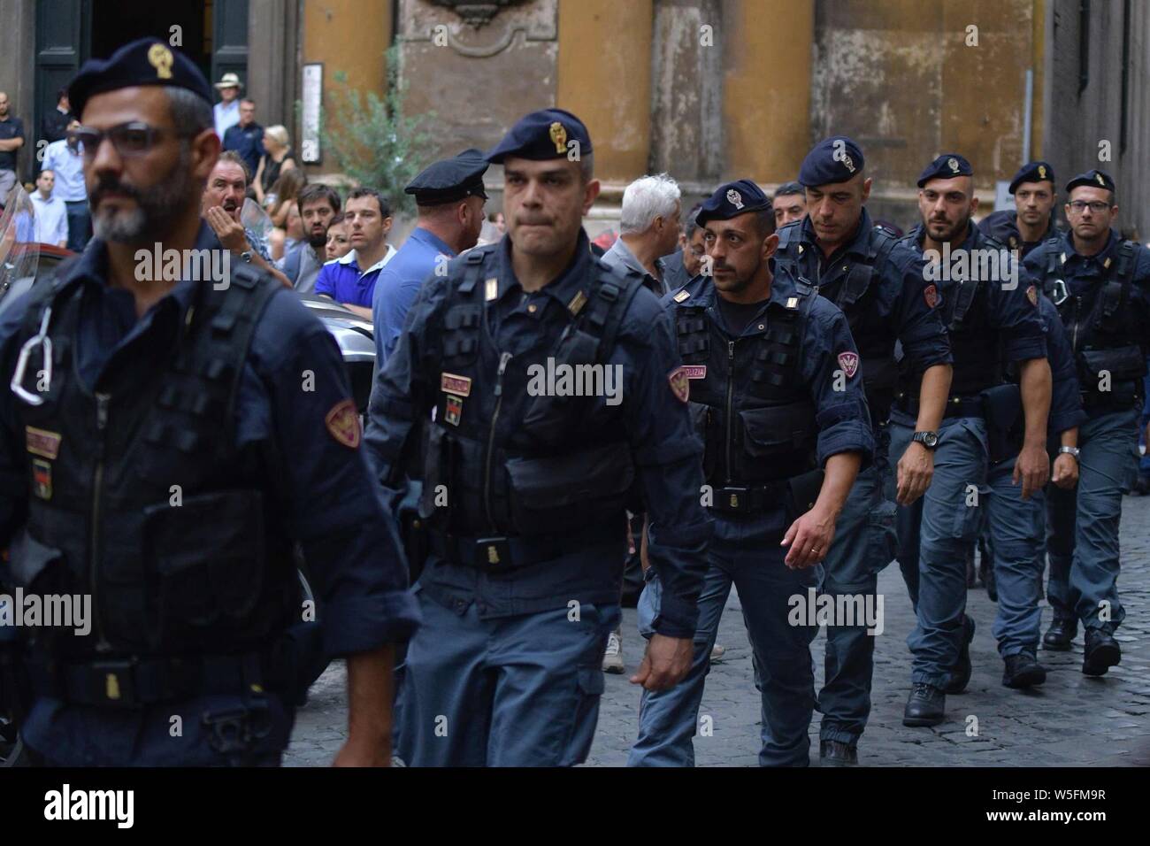 Roma, Italia. 28 Luglio, 2019. Roma, camera ardente di Mario Cerciello Rega i carabinieri uccisi, piazza del Monte di Pietà -. Nella foto: un momento di commemorazione Credit: Indipendente Photo Agency Srl/Alamy Live News Foto Stock