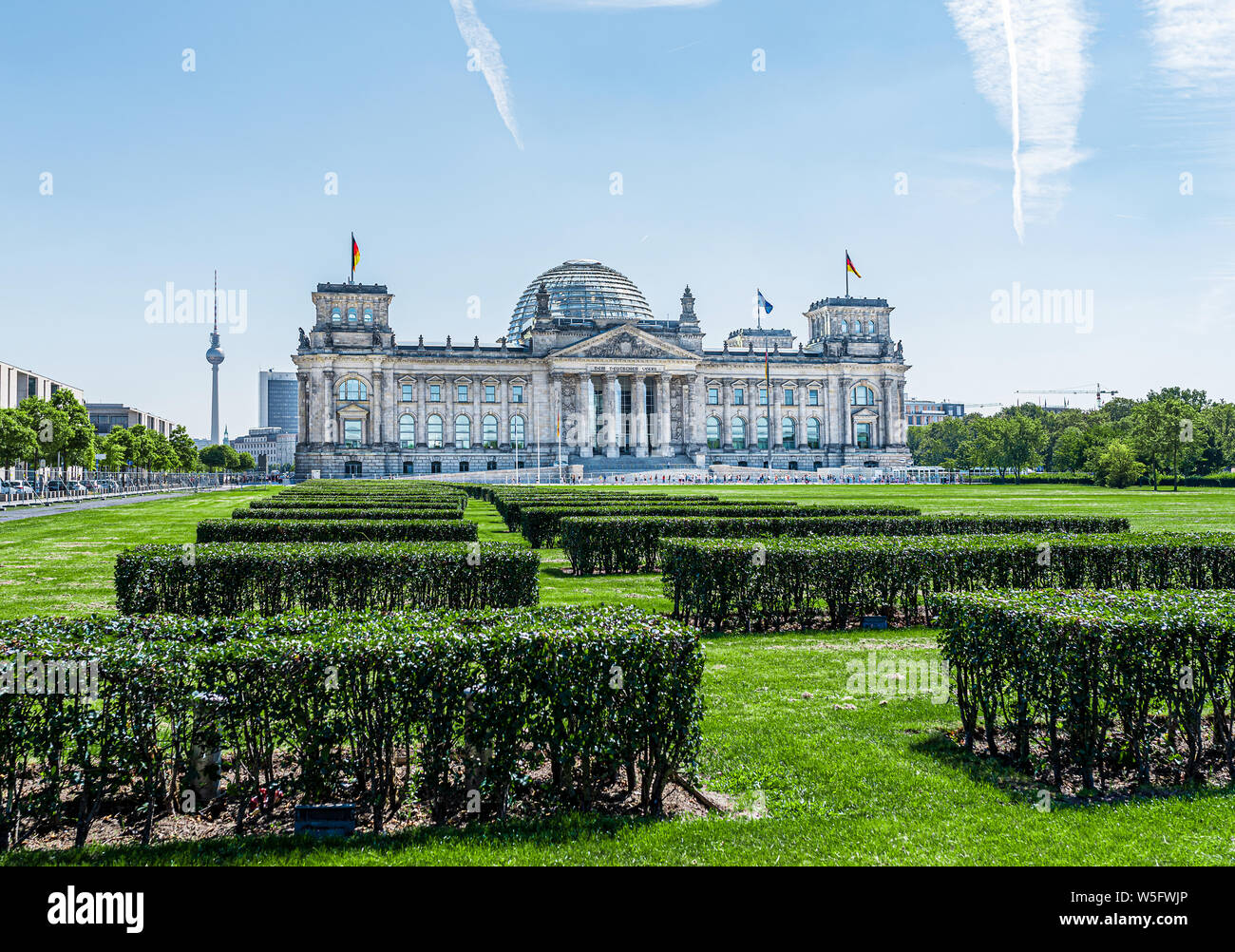 Il palazzo del Reichstag a Berlino, Germania, luogo di riunione del parlamento tedesco Bundestag su soleggiate giornate estive Foto Stock