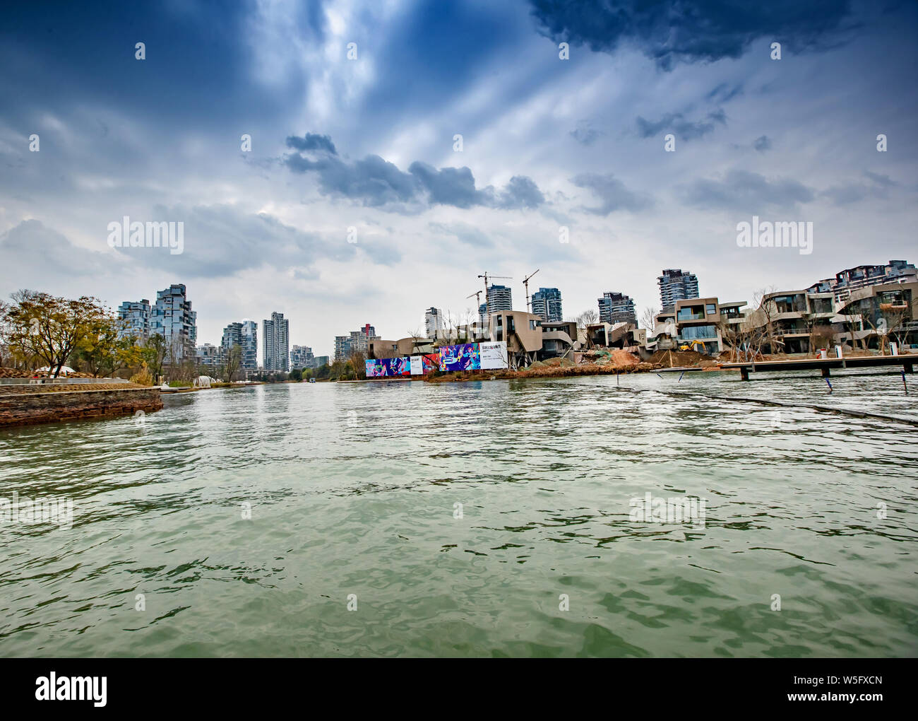 Una vista di Chengdu Wanhua Luxelakes Eco-City nella città di Chengdu, a sud-ovest della Cina di provincia di Sichuan, 5 marzo 2019. Il Luxelakes Eco-City è un nuovo arredo urbano Foto Stock
