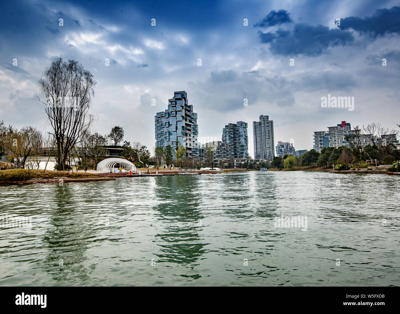 Una vista di Chengdu Wanhua Luxelakes Eco-City nella città di Chengdu, a sud-ovest della Cina di provincia di Sichuan, 5 marzo 2019. Il Luxelakes Eco-City è un nuovo arredo urbano Foto Stock