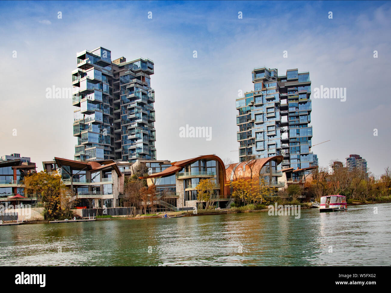 Una vista di Chengdu Wanhua Luxelakes Eco-City nella città di Chengdu, a sud-ovest della Cina di provincia di Sichuan, 5 marzo 2019. Il Luxelakes Eco-City è un nuovo arredo urbano Foto Stock