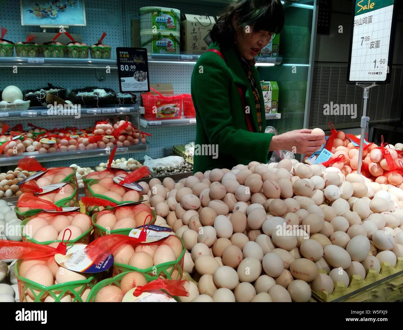 Un cliente negozi per le uova in un supermercato a Yichang city, centrale cinese della provincia di Hubei, 14 marzo 2019. Della Cina di vendite al dettaglio di beni di consumo ro Foto Stock