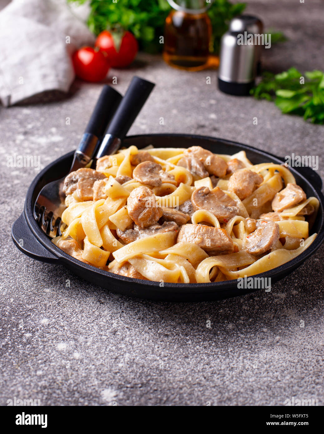Pasta con pollo e funghi Foto Stock