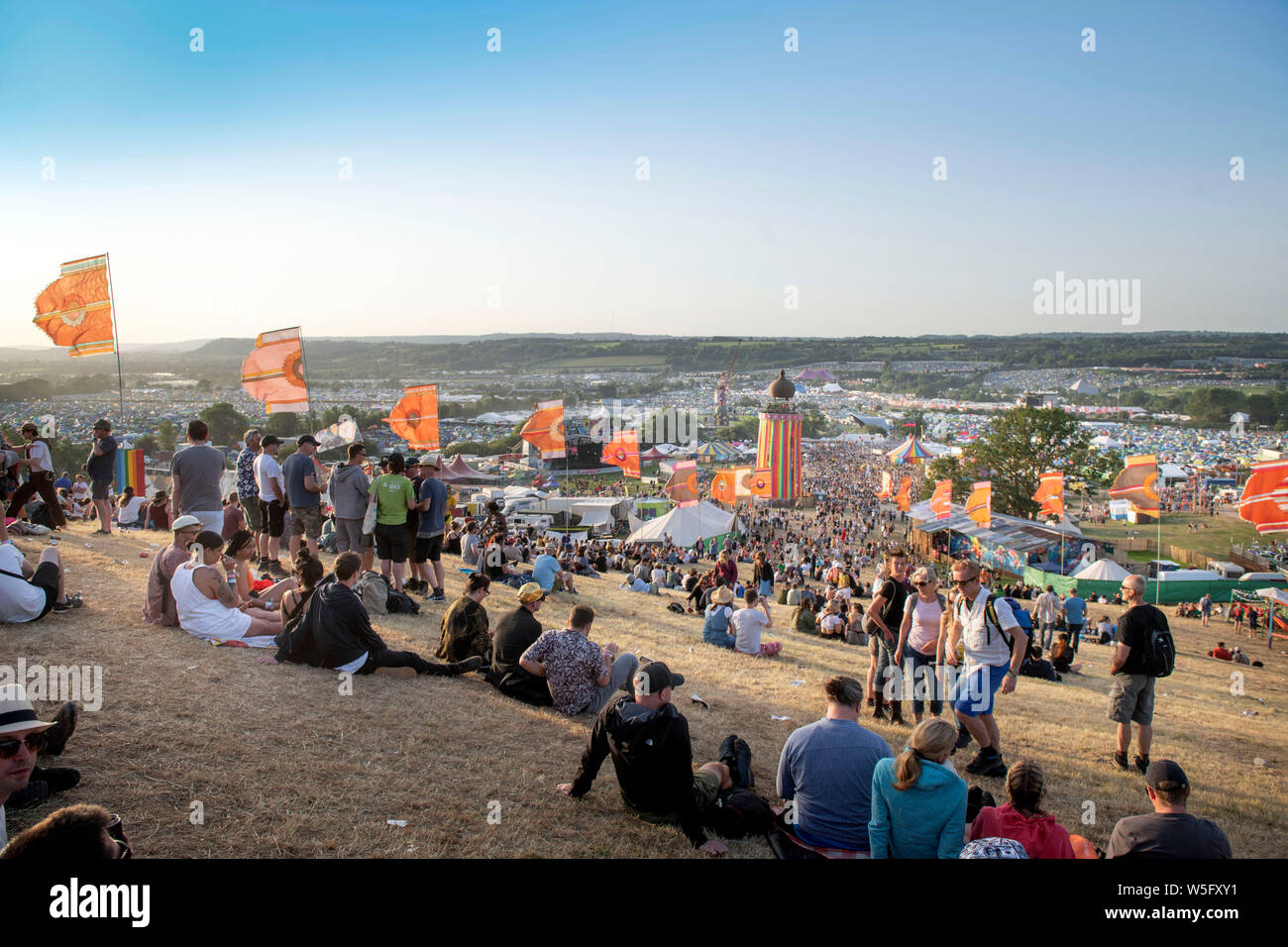 La folla al di sopra del nastro torre presso il festival di Glastonbury 2019 in Pilton, Somerset Foto Stock