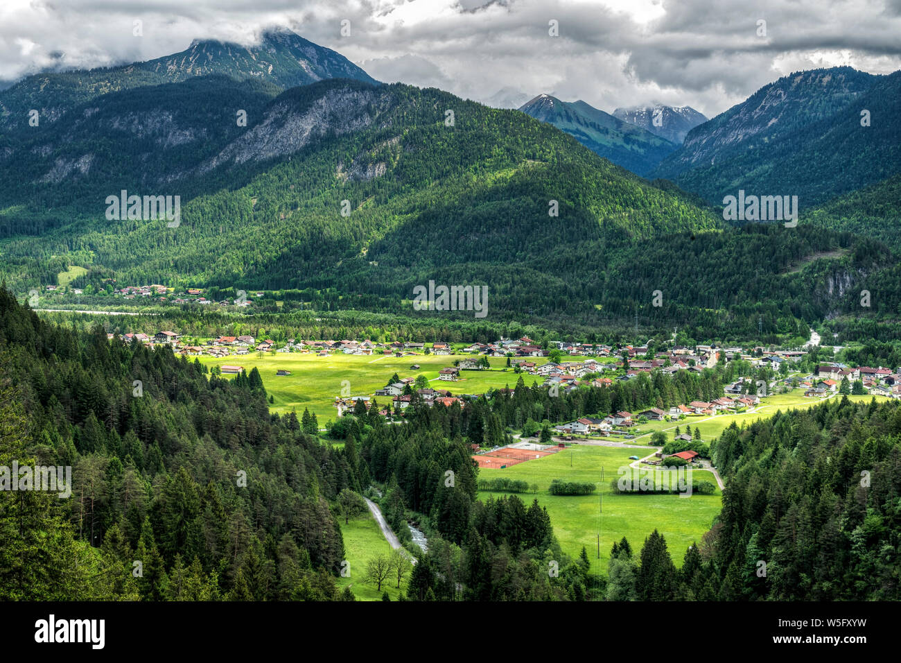 Austria, Tirolo, Lechtal, Naturpark Tiroler Lech, Weissenbach am Lech è situato in corrispondenza della giunzione della Lechtal e Valli Tannheimer Foto Stock