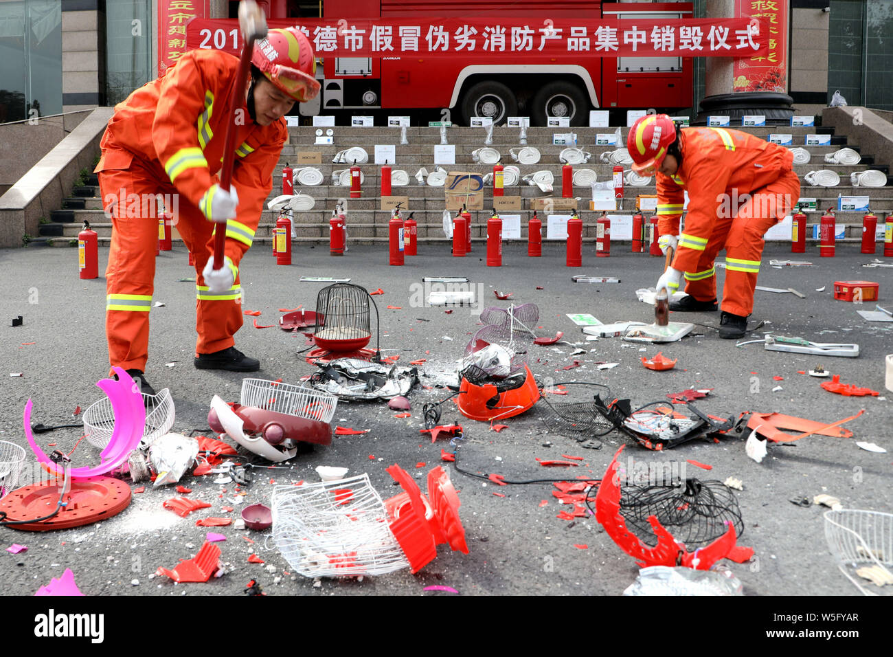 Vigili del fuoco cinese smash contraffazioni di estintori sul mondo dei diritti del consumatore giorno, spesso indicati come '315' in Cina, nella città di Changde, Foto Stock