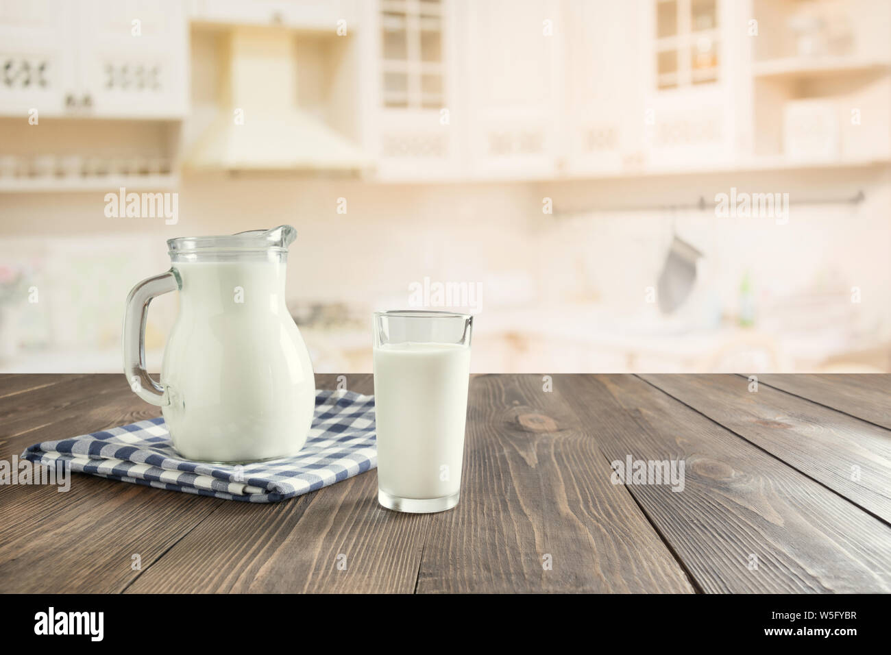 Tavolo in legno con grano sulla cucina di sfocatura dello sfondo in camera per Montage prodotto. Copia dello spazio. Foto Stock