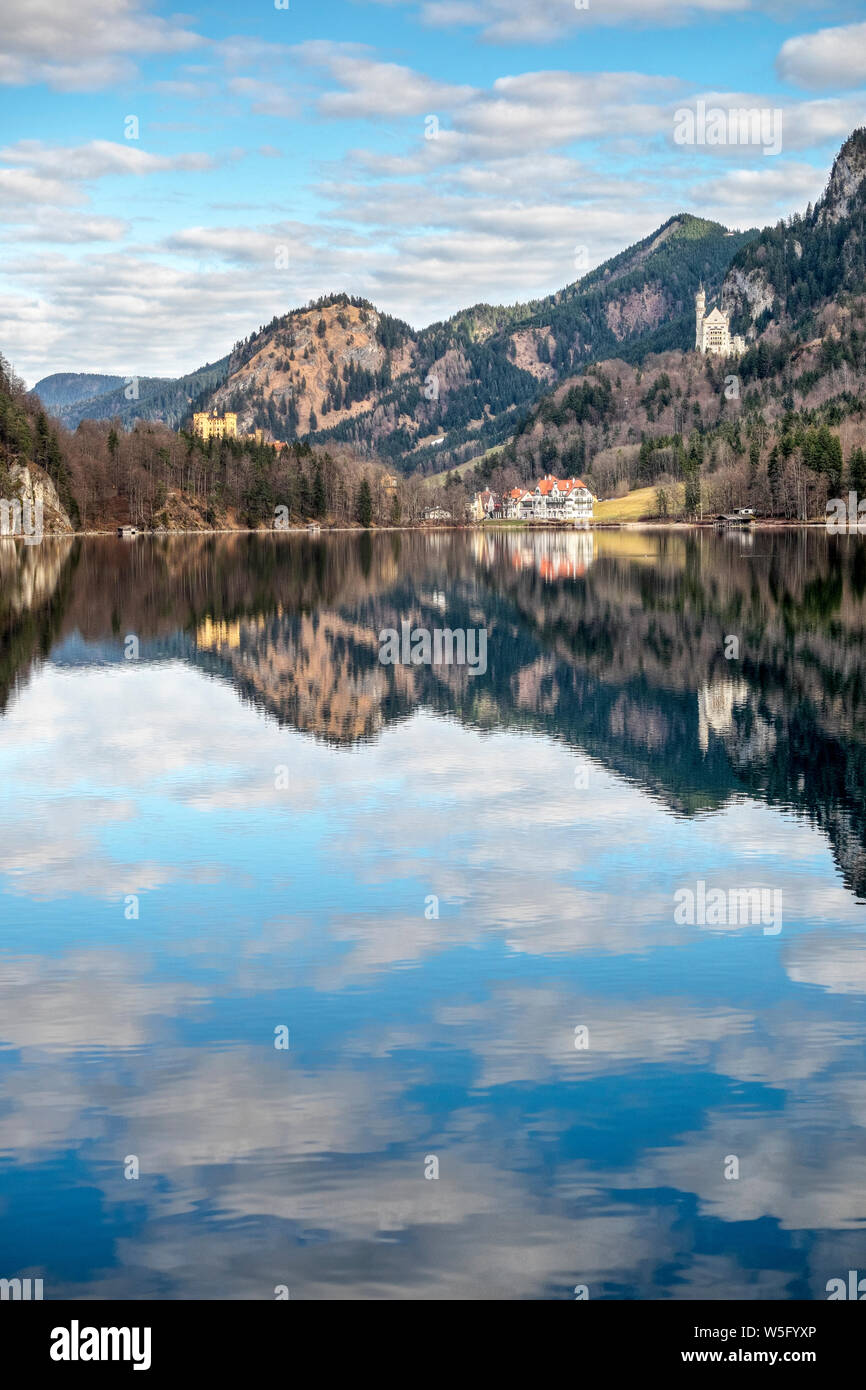 In Germania, la Baviera,l'Alpsee è un lago in Ostallg?u distretto vicino al Neuschwanstein e Hohenschwangau castelli. Foto Stock