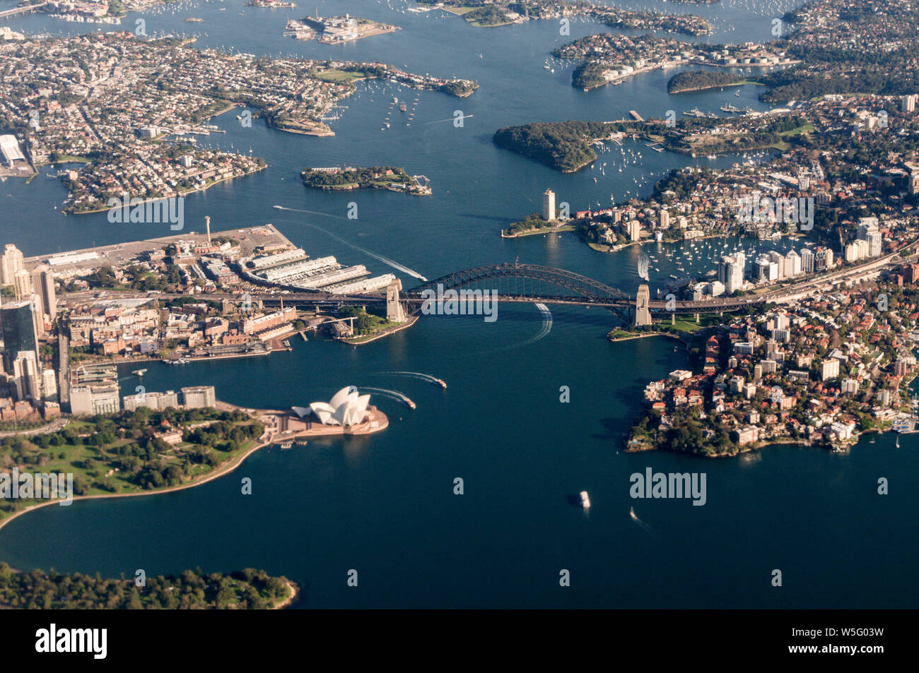 Vista aerea di Sydney di punti di riferimento: North Shore, Circular Quay, Harbour Bridge, Opera House e immediatamente al di sotto, il Giardino Botanico di Sydney, Nuovo S Foto Stock