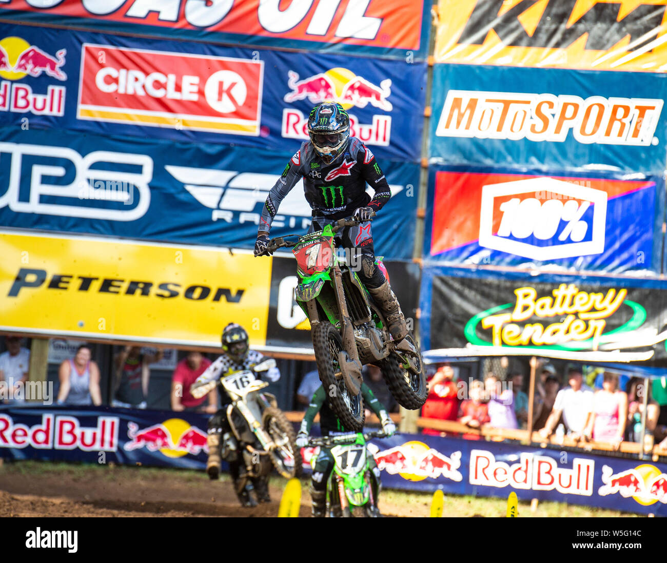 Washougal, WA USA. 27 Luglio, 2019. # 1 Eli Tomac arriva aria nella sezione ritmica durante il Lucas Oil Pro Motocross Washougal National 450 campionato di classe a Washougal MX park Washougal, WA Thurman James/CSM/Alamy Live News Foto Stock