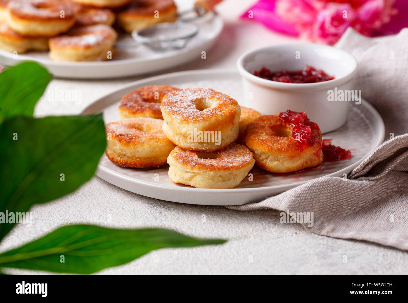 Ciambelle fatte in casa con confettura di rose Foto Stock