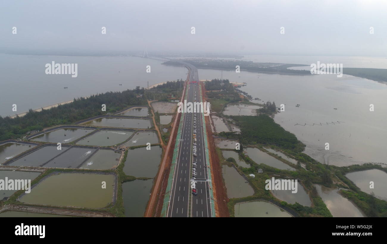 Il ponte Haiwen, Cina il primo cross-sea Bridge crossing guasti attivi e il terremoto più resistente, bridge apre al traffico nel centro della città di Haikou, così Foto Stock