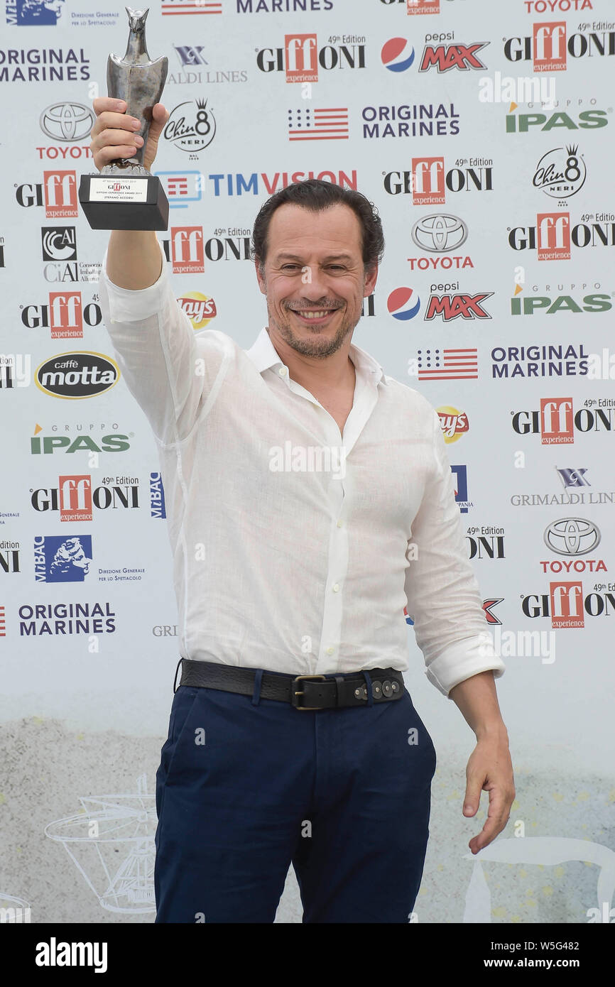 L'Italia, Giffoni Valle Piana, 24 Luglio 2019 : Stefano Accorsi riceve l'esperienza Giffoni Award al Giffoni Film Festival Foto © Fabio Mazzarel Foto Stock
