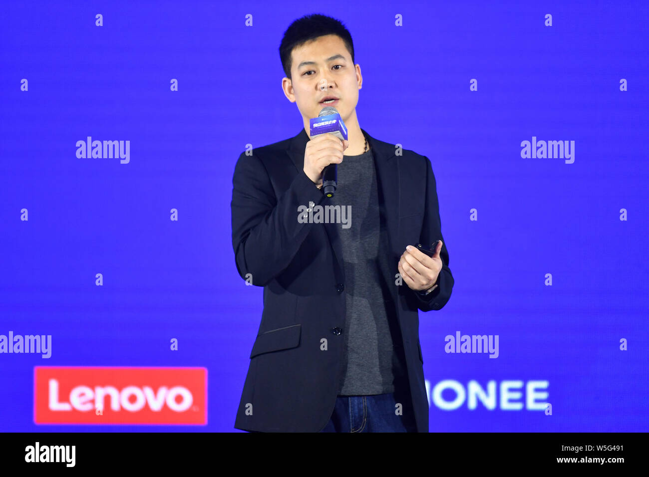 Xu Lei, direttore di Auto Home Quick prodotti App, parla durante il TEF 2019 Quick App Developer Conference a Pechino in Cina, 20 marzo 2019. Foto Stock