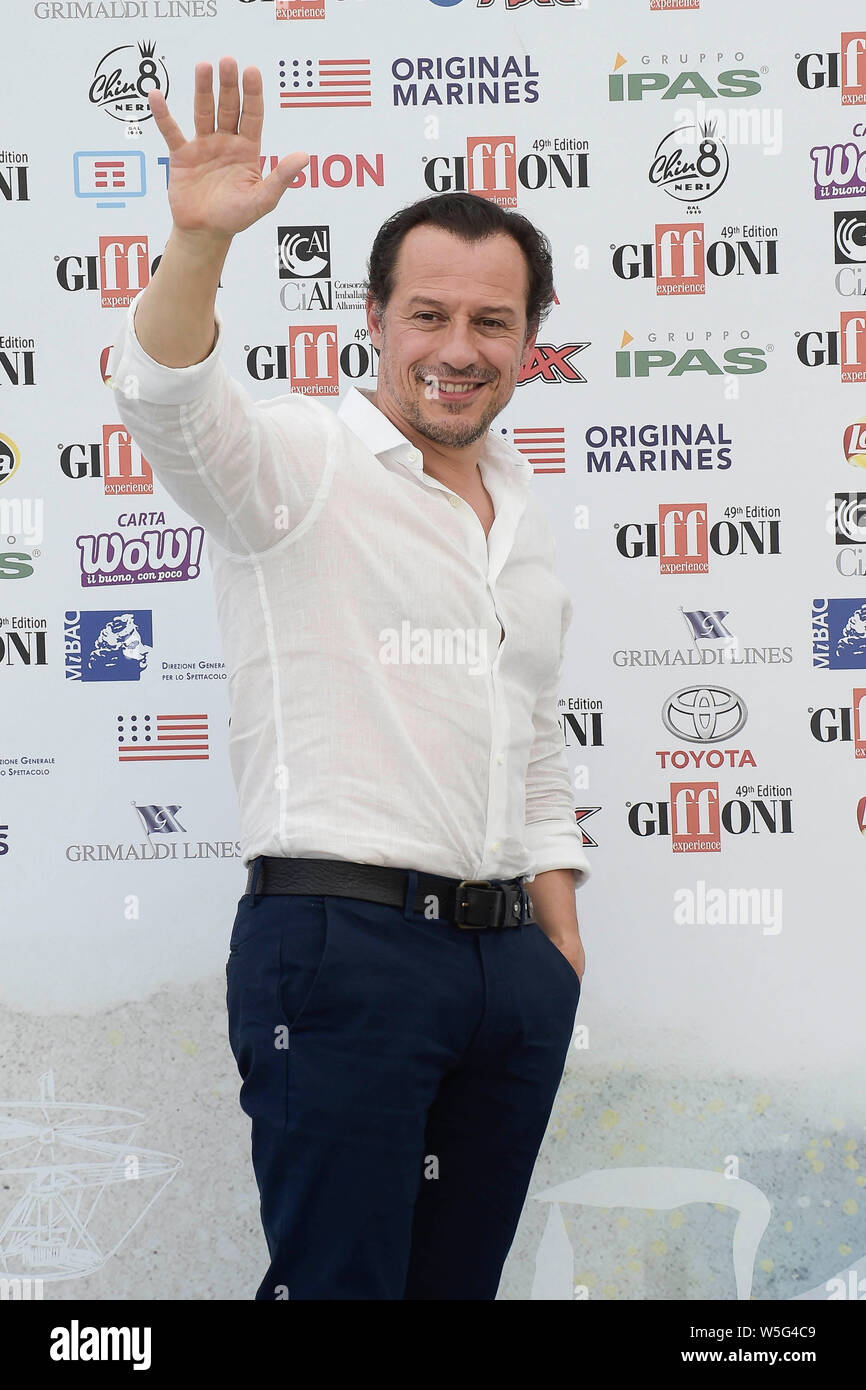 L'Italia, Giffoni Valle Piana, 24 Luglio 2019 : Stefano Accorsi riceve l'esperienza Giffoni Award al Giffoni Film Festival Foto © Fabio Mazzarel Foto Stock