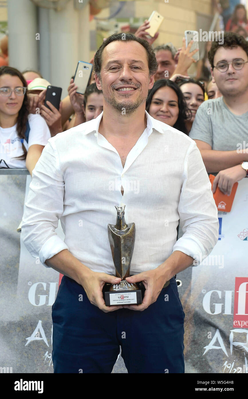L'Italia, Giffoni Valle Piana, 24 Luglio 2019 : Stefano Accorsi riceve l'esperienza Giffoni Award al Giffoni Film Festival Foto © Fabio Mazzarel Foto Stock
