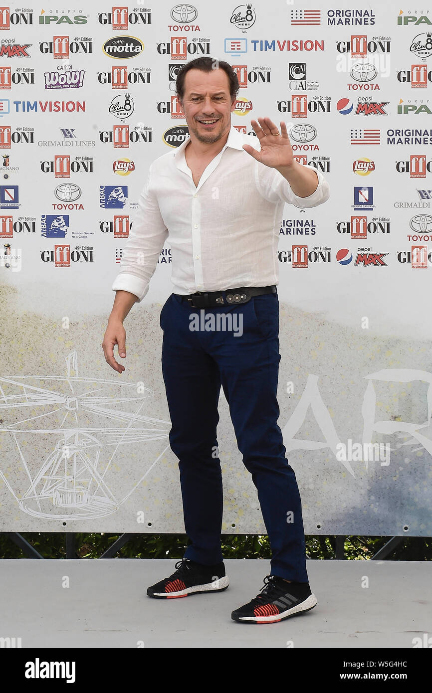 L'Italia, Giffoni Valle Piana, 24 Luglio 2019 : Stefano Accorsi riceve l'esperienza Giffoni Award al Giffoni Film Festival Foto © Fabio Mazzarel Foto Stock