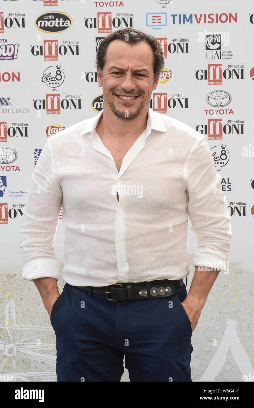 L'Italia, Giffoni Valle Piana, 24 Luglio 2019 : Stefano Accorsi riceve l'esperienza Giffoni Award al Giffoni Film Festival Foto © Fabio Mazzarel Foto Stock