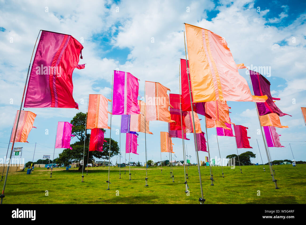 Banner colorati al Camp Bestival, DORSET REGNO UNITO Foto Stock