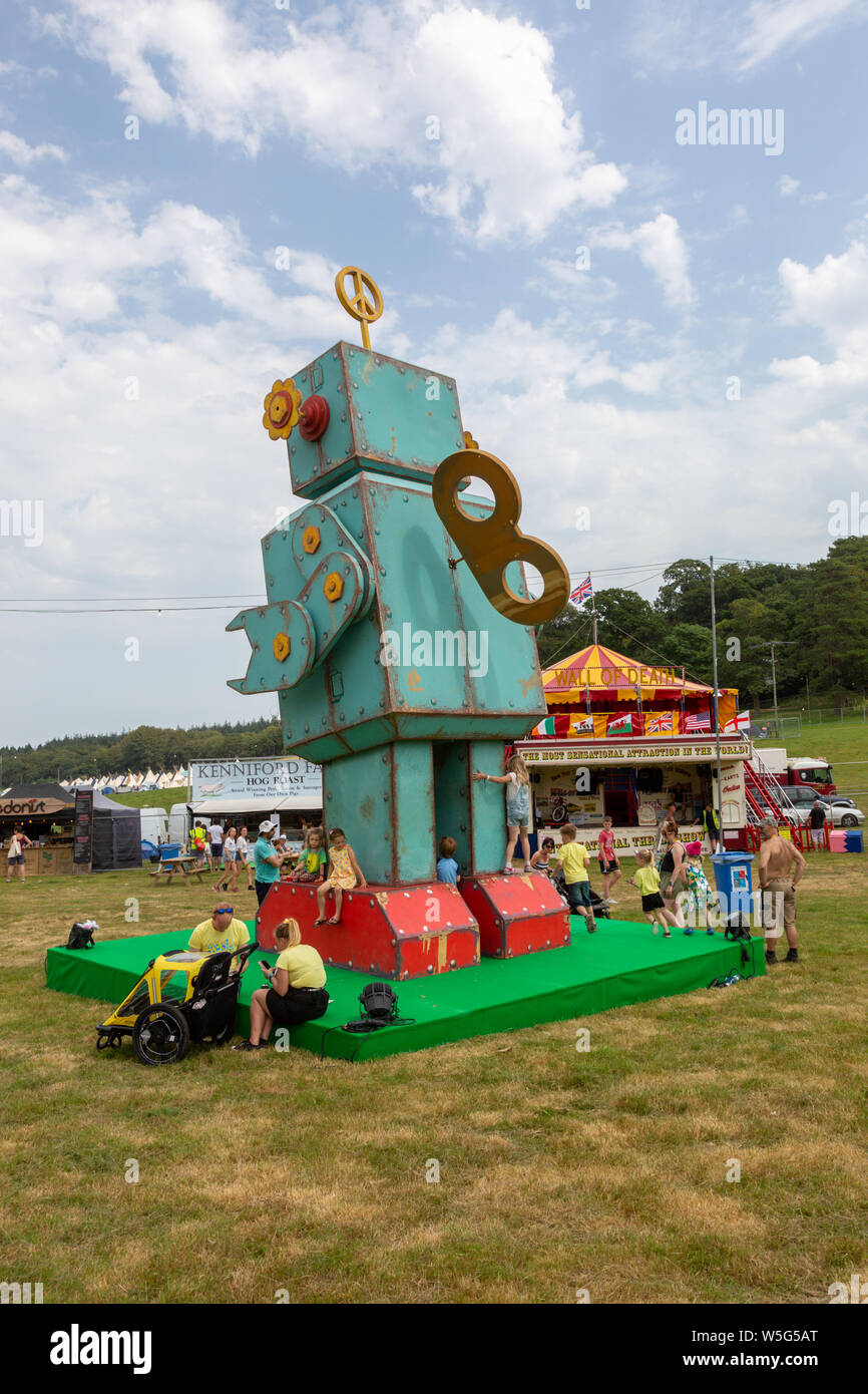 Modello grande struttura a robot con bambini giocando, Camp Bestival, Regno Unito 2019 Foto Stock