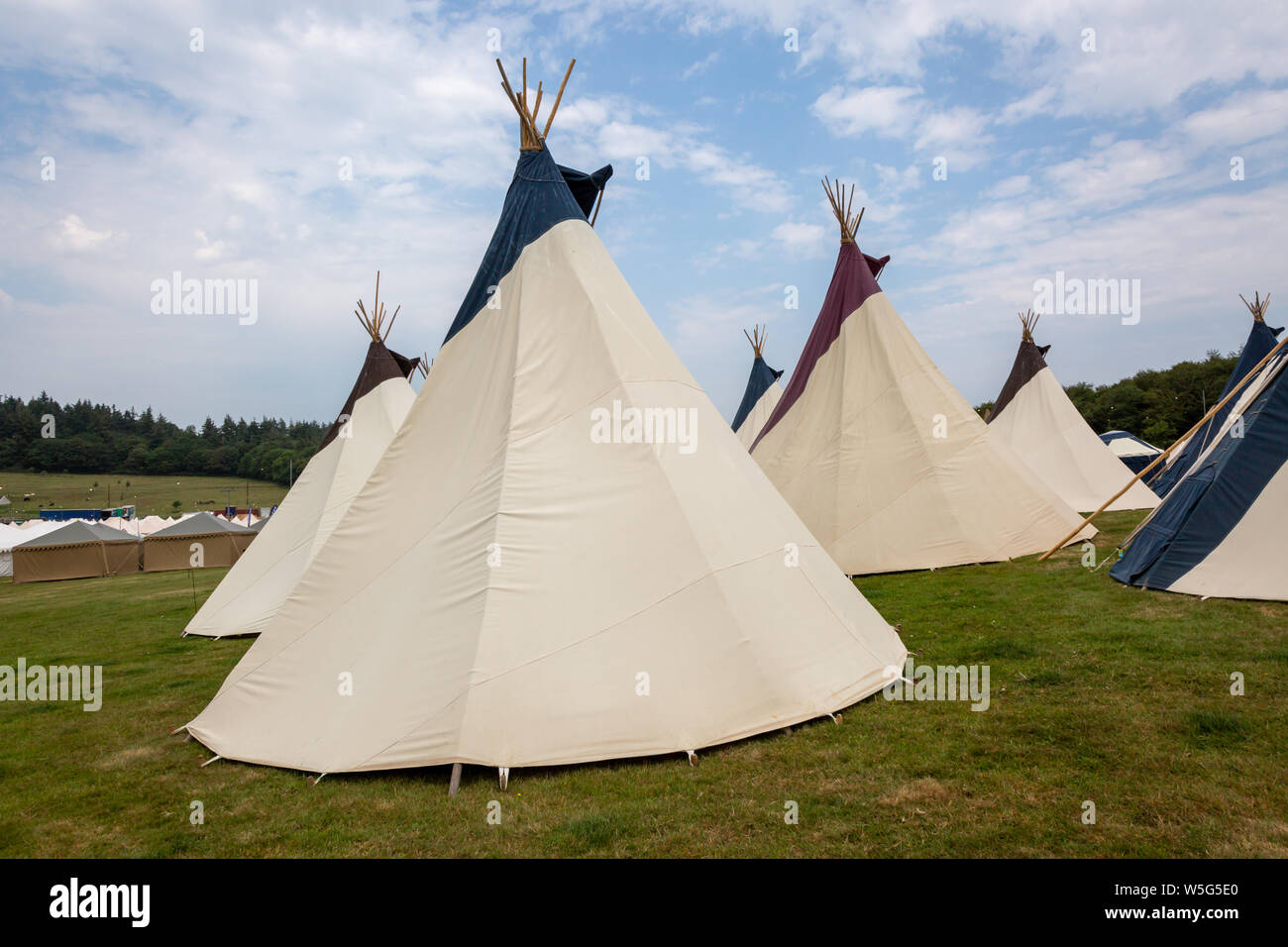 Il grande alto fine glamping tende o teepees, presso un festival all'aperto REGNO UNITO Foto Stock