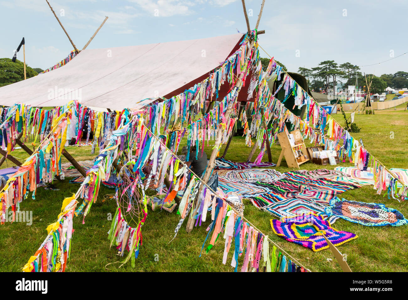 Una tenda adornata con colorati stracci presso un festival, REGNO UNITO Foto Stock