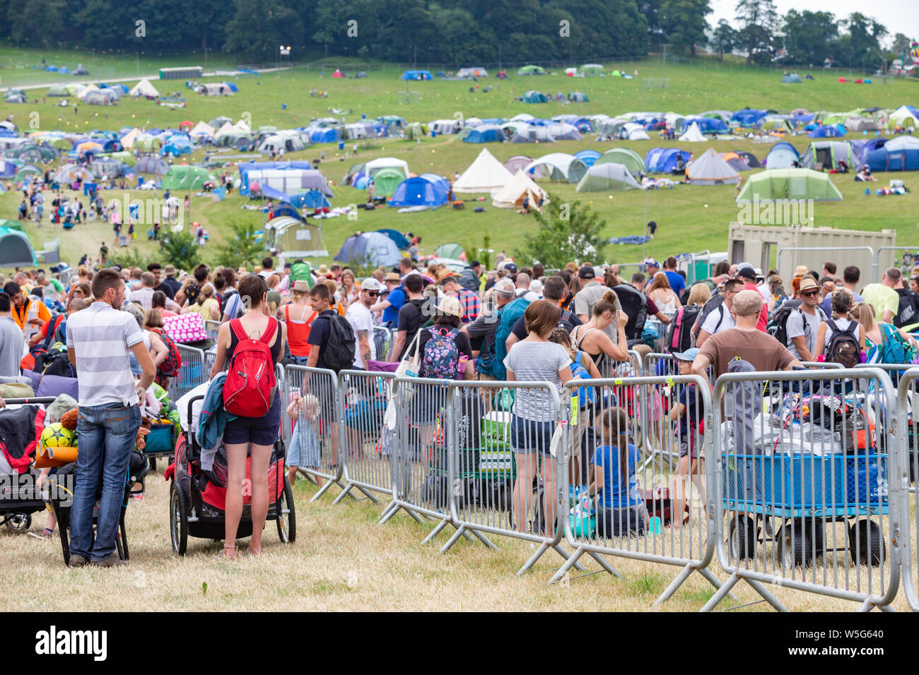 Persone che arrivano e la messa in coda al primo giorno di Camp Bestival, Lulworth Castle motivi, Dorset, Regno Unito Foto Stock