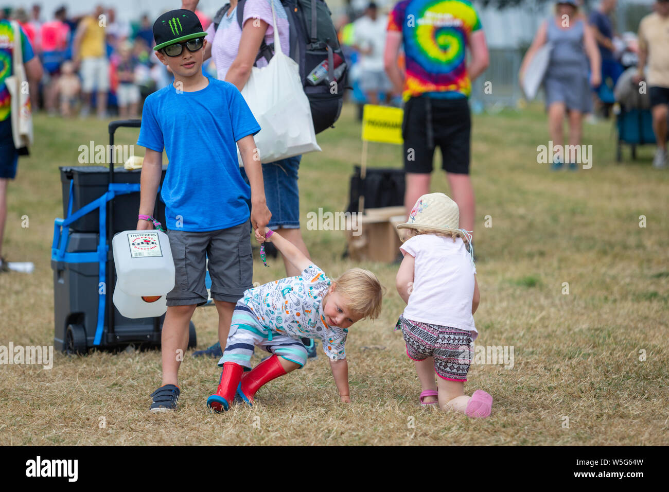 Chi arriva il primo giorno di Camp Bestival, Lulworth Castle motivi, Dorset, Regno Unito Foto Stock