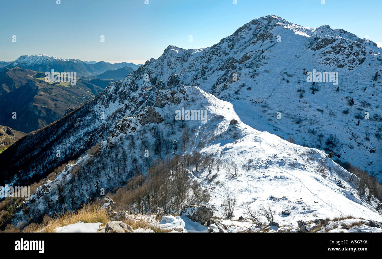 L'Italia, Lombardia, Alpi Orobie parco regionale, da Mt. Venturosa pendenza: Valle Brembana, Mt. Alben, Grialeggio Pass, Mt. Cancervo coperte di neve Foto Stock
