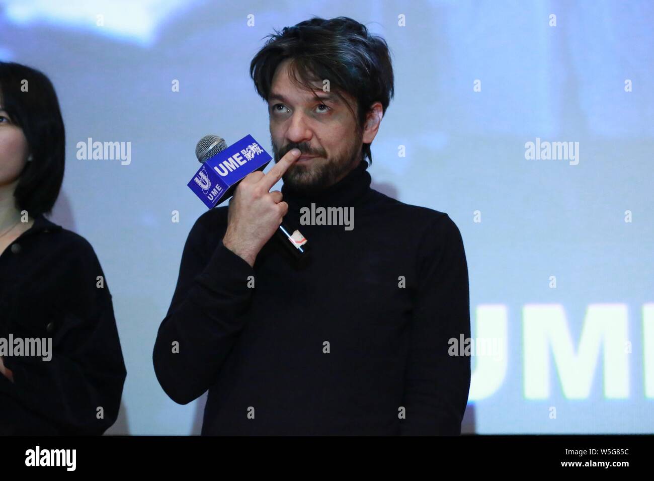 Lo spagnolo sceneggiatore e regista Oriol Paulo assiste un road show per il nuovo film 'Mirage' in Cina a Shanghai, 23 marzo 2019. Foto Stock