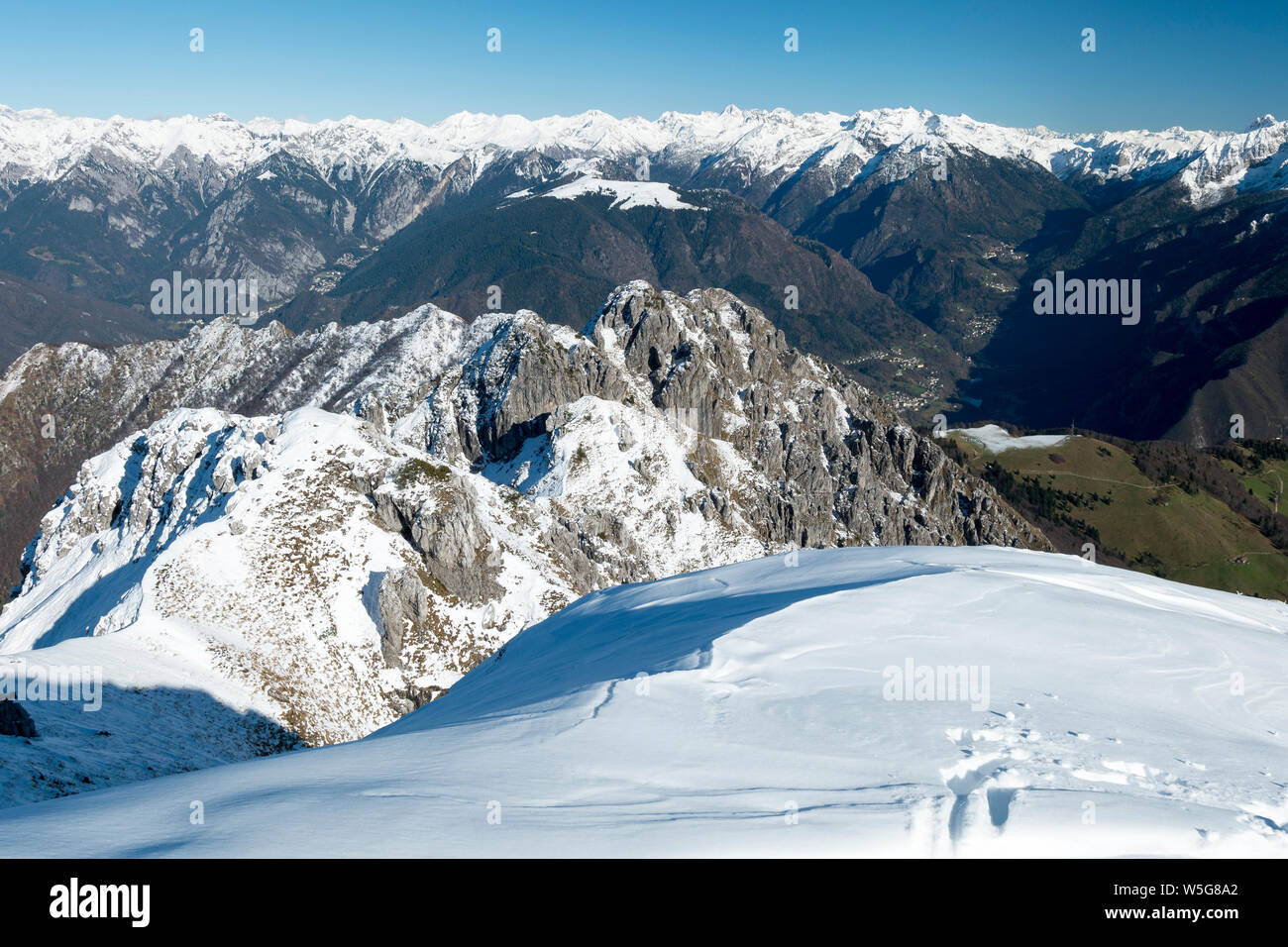 L'Italia, Lombardia, Valle Brembana Alpi Orobie catena da Mt. Venturosa picco (1999 m) Foto Stock