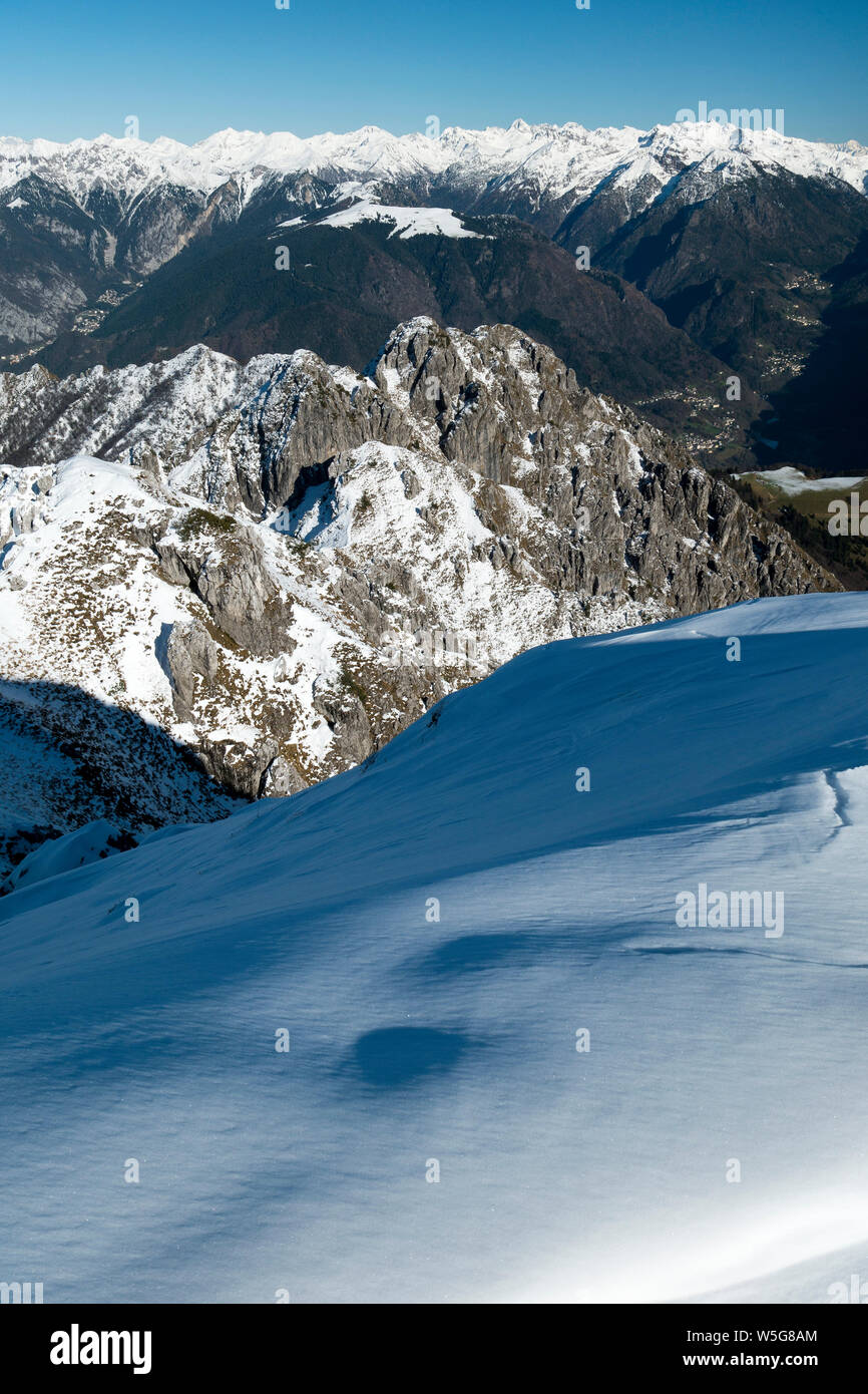 L'Italia, Lombardia, Valle Brembana e Alpi Orobie catena da Mt. Venturosa picco (1999 m) Foto Stock