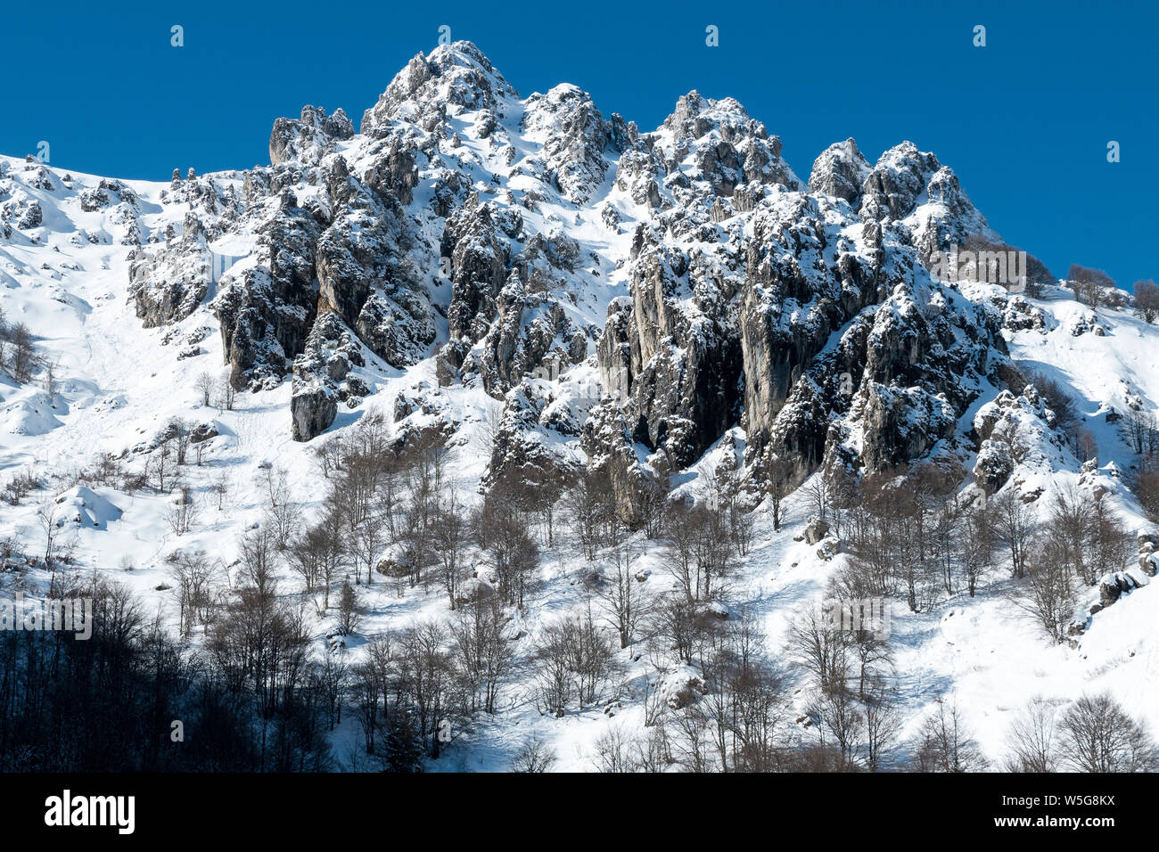 L'Italia, Lombardia, Alpi Orobie Parco Regionale, sperone roccioso di Mt. Venturosa (1999 m) Foto Stock