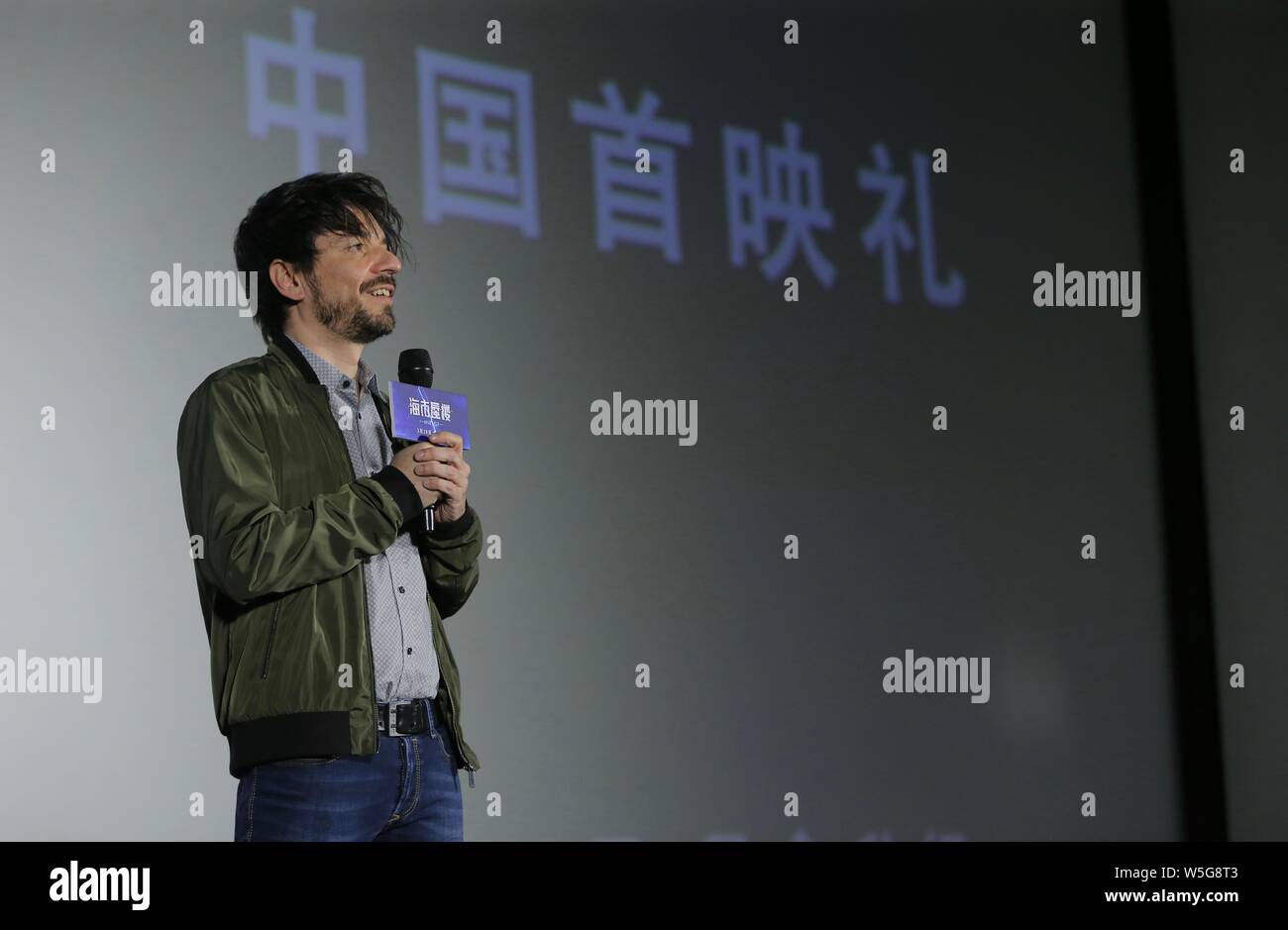 Lo spagnolo sceneggiatore e regista Oriol Paulo assiste la premiere evento per il nuovo film 'Mirage' a Pechino in Cina, 24 marzo 2019. Foto Stock