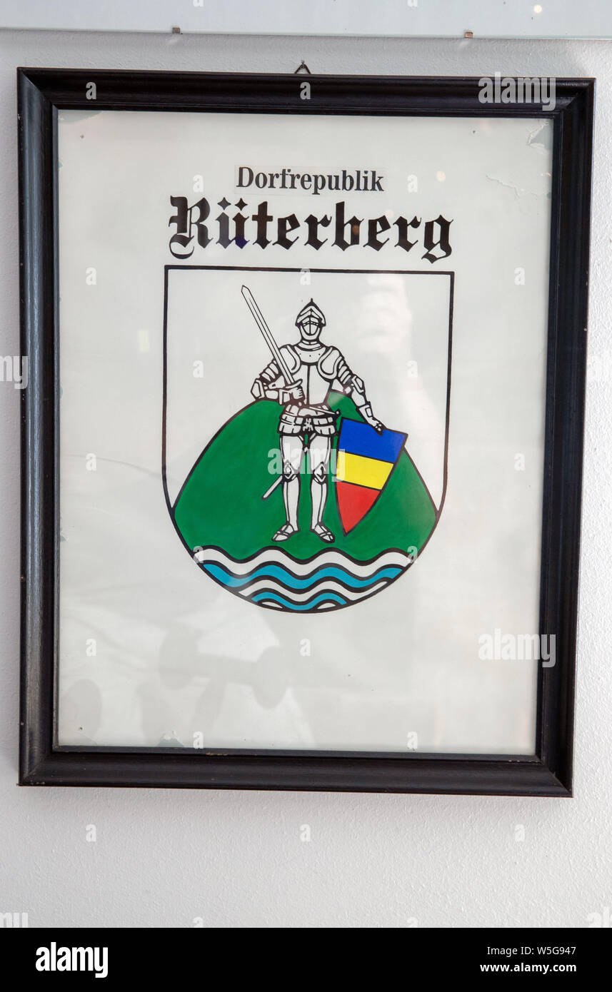 18 giugno 2019, Meclemburgo-Pomerania, Rüterberg: Il villaggio stemma di Rüterberg nel Heimatstube. A causa della sua ubicazione esposta nella RDT direttamente sul confine occidentale Rüterberg era completamente circondata da una a tre metri di altezza di recinzione metallica. Un giorno prima della caduta del muro di Berlino, il 8 novembre 1989, gli abitanti in occasione di una riunione ha chiesto l' apertura delle frontiere per la RDT' e dichiarato la loro comunità un villaggio "Repubblica". Foto: Jens Büttner/dpa-Zentralbild/ZB Foto Stock