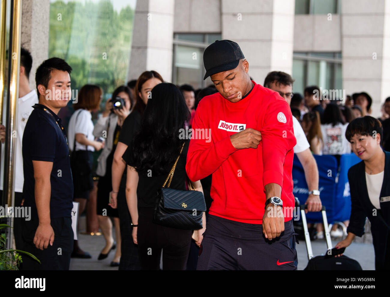 Kylian Mbappe di Parigi Saint-Germain F.C. pone dopo essere arrivati in un albergo durante la International Cup Super partita di calcio in Suzhou City, est cinese della provincia di Jiangsu, 27 luglio 2019. Foto Stock