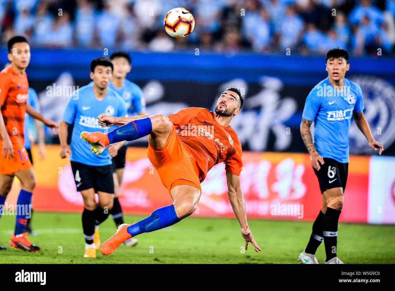 Il calcio italiano player Graziano Pelle, centro di Shandong Luneng Taishan scatti la sfera contro Dalian Yifang nel loro ventesimo turno corrispondere durante il 2019 Chinese Football Association Super League (CSL) nella città di Dalian, a nord-est della Cina di provincia di Liaoning, 27 luglio 2019. Dalian Yifang sconfitto Shandong Luneng Taishan 1-0. Foto Stock Il calcio italiano player Graziano Pelle, centro di Shandong Luneng Taishan scatti la sfera contro Dalian Yifang nel loro ventesimo turno corrispondere durante il 2019 Chinese Football Association Super League (CSL) nella città di Dalian, a nord-est della Cina di provincia di Liaoning, 27 luglio 2019. Dalian Yifang sconfitto Shandong Luneng Taishan 1-0. Foto Stock