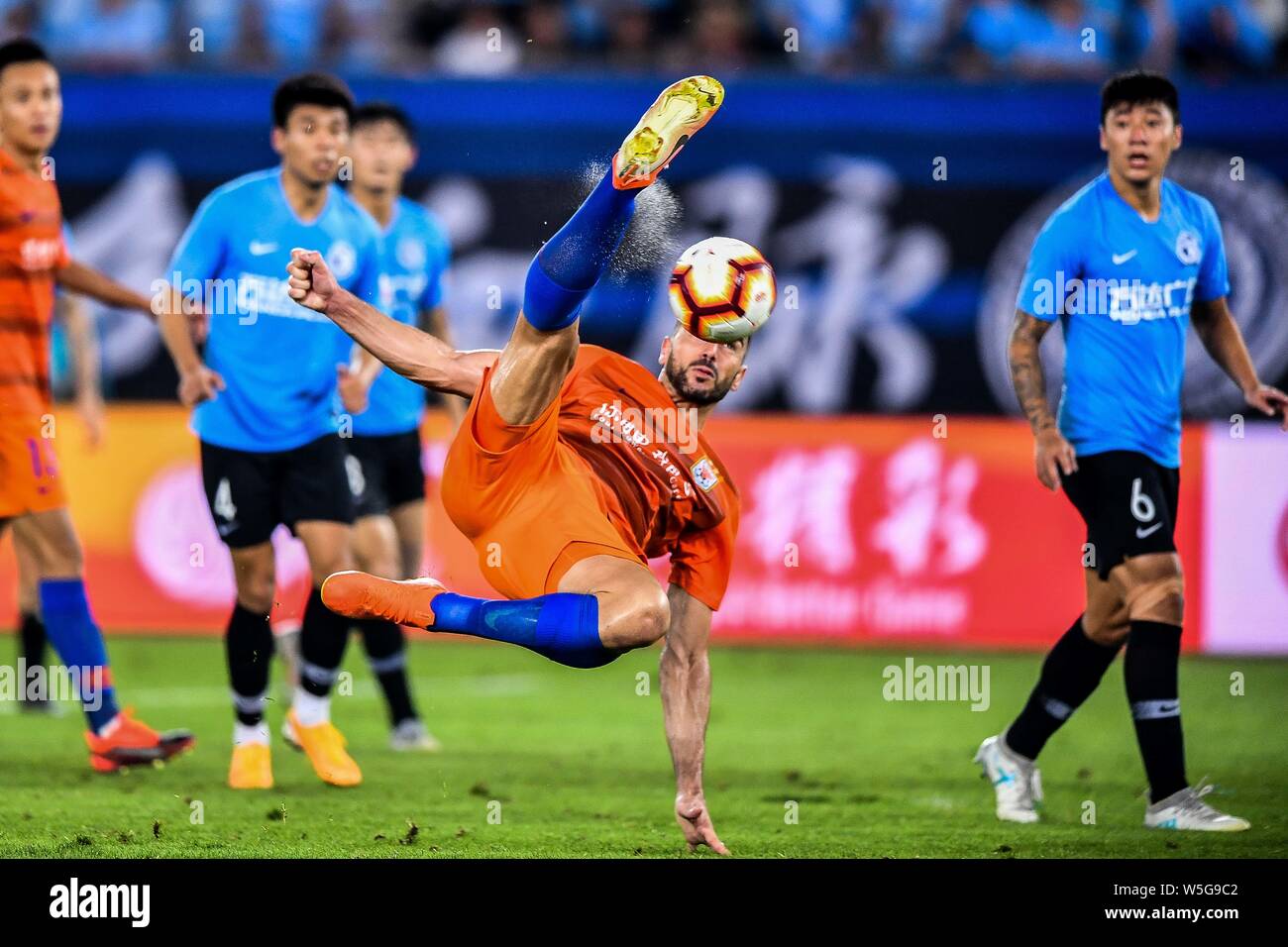 Il calcio italiano player Graziano Pelle, centro di Shandong Luneng Taishan scatti la sfera contro Dalian Yifang nel loro ventesimo turno corrispondere durante il 2019 Chinese Football Association Super League (CSL) nella città di Dalian, a nord-est della Cina di provincia di Liaoning, 27 luglio 2019. Dalian Yifang sconfitto Shandong Luneng Taishan 1-0. Foto Stock Il calcio italiano player Graziano Pelle, centro di Shandong Luneng Taishan scatti la sfera contro Dalian Yifang nel loro ventesimo turno corrispondere durante il 2019 Chinese Football Association Super League (CSL) nella città di Dalian, a nord-est della Cina di provincia di Liaoning, 27 luglio 2019. Dalian Yifang sconfitto Shandong Luneng Taishan 1-0. Foto Stock