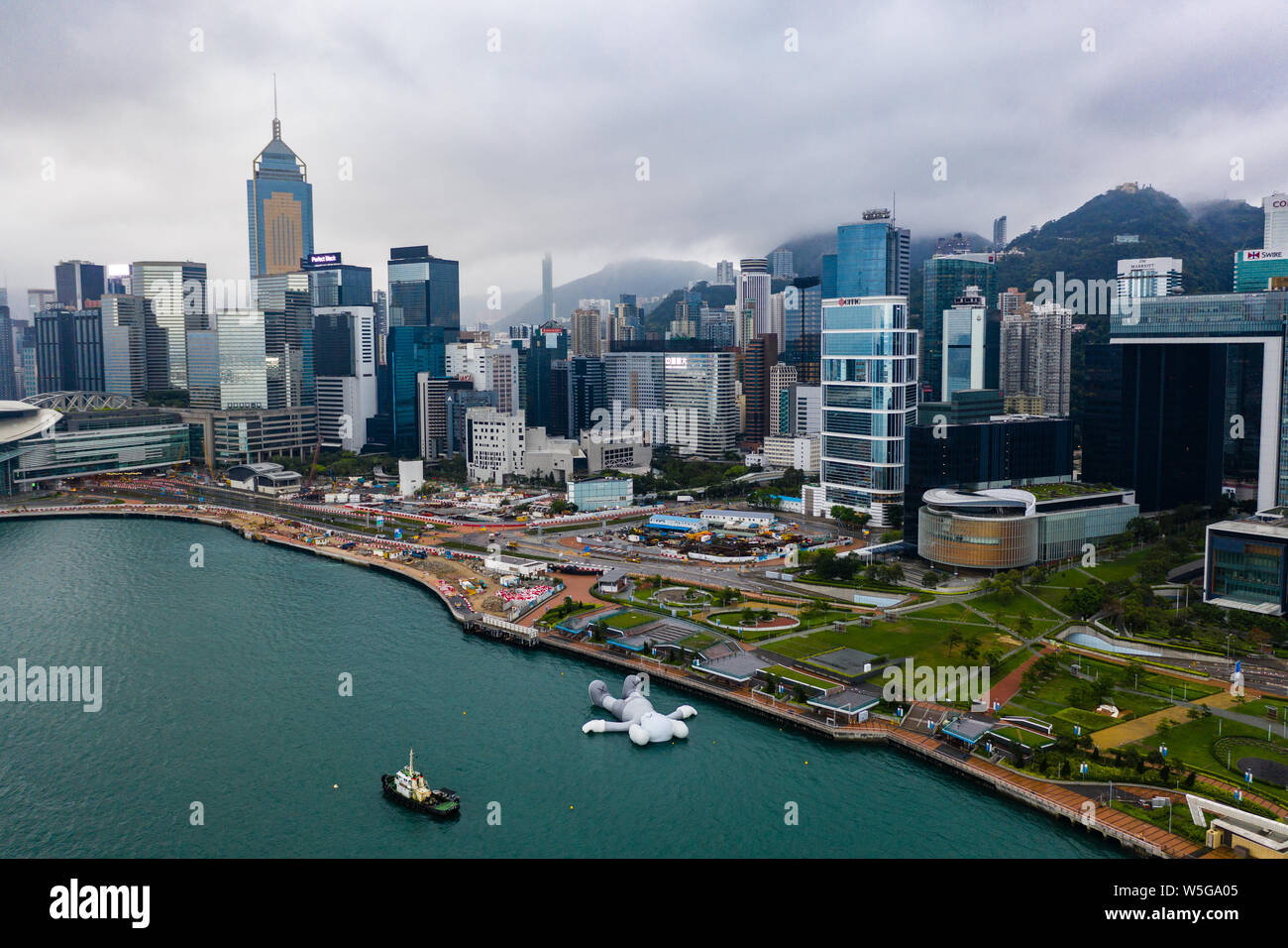 Il 37-metro-lungo la scultura galleggiante da noi artista Kaws è ancorata al porto di Victoria a Hong Kong, Cina, 24 marzo 2019. Il 37-metro-galleggiante lunga Foto Stock