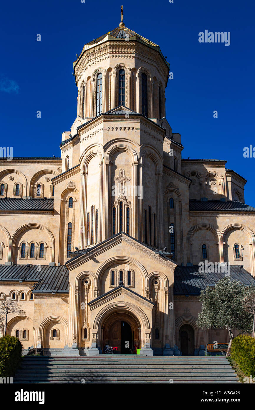 La Cattedrale della Trinità di Tbilisi. Riccamente ornata, sacrale architettura ortodossa in Georgia. Foto Stock