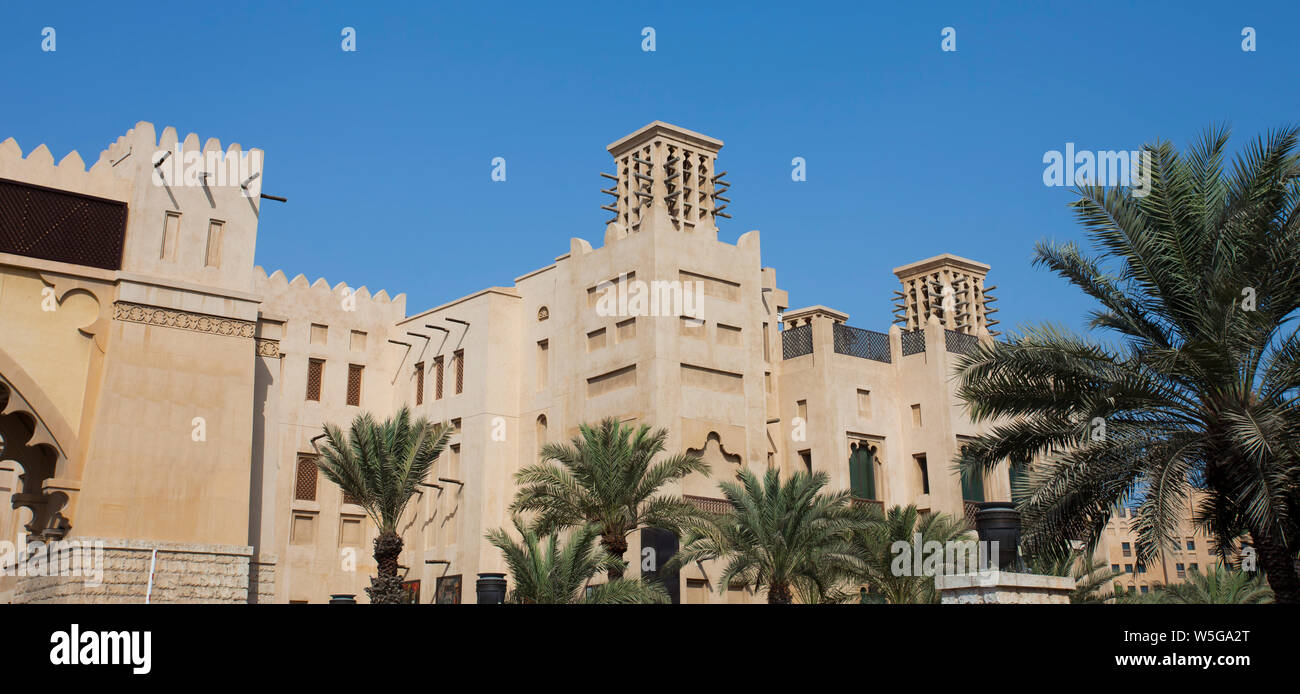 Tradizionale araba torre eolica per il condizionamento di aria e di raffreddamento sulla parte superiore dell edificio in Dubai Emirati Arabi Uniti Foto Stock