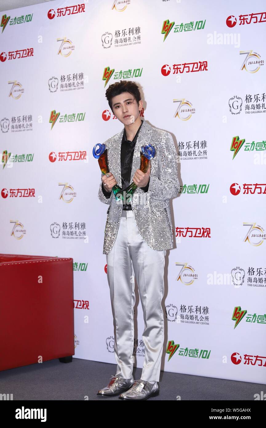 Il cantante e rapper Xukun Cai della Chinese Boy gruppo nove per cento pone con il suo trofeo dopo aver vinto "ost popolare cantante maschio awards' durante la ventiseiesima ch Foto Stock