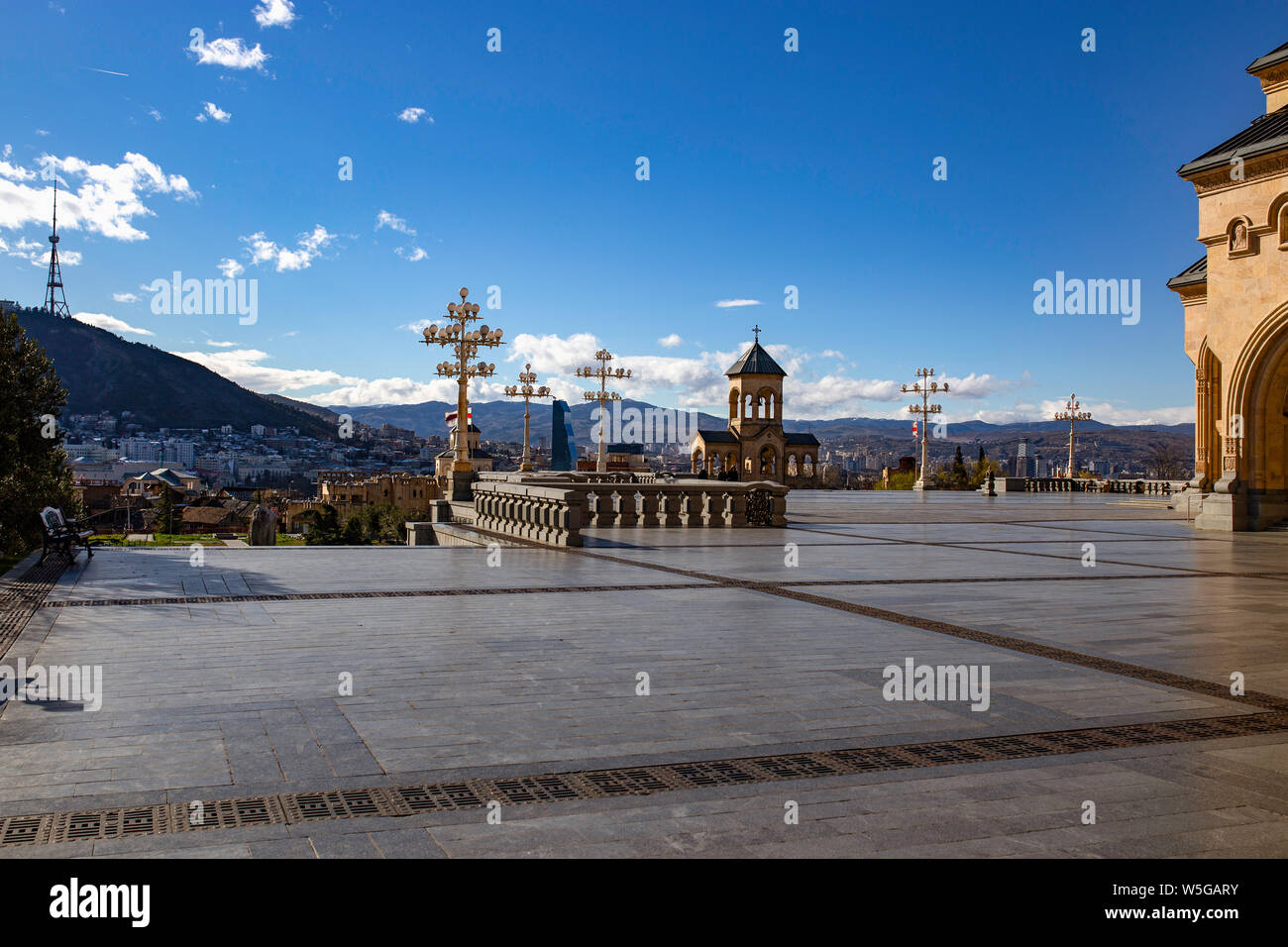 La Cattedrale della Trinità di Tbilisi. Riccamente ornata, sacrale architettura ortodossa in Georgia. Foto Stock