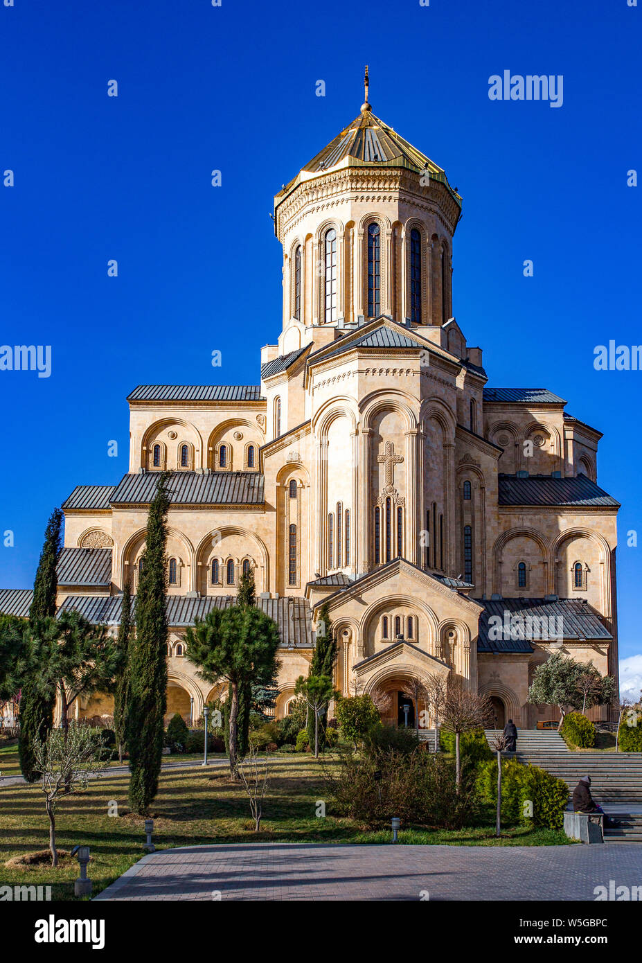 La Cattedrale della Trinità di Tbilisi. Riccamente ornata, sacrale architettura ortodossa in Georgia. Foto Stock