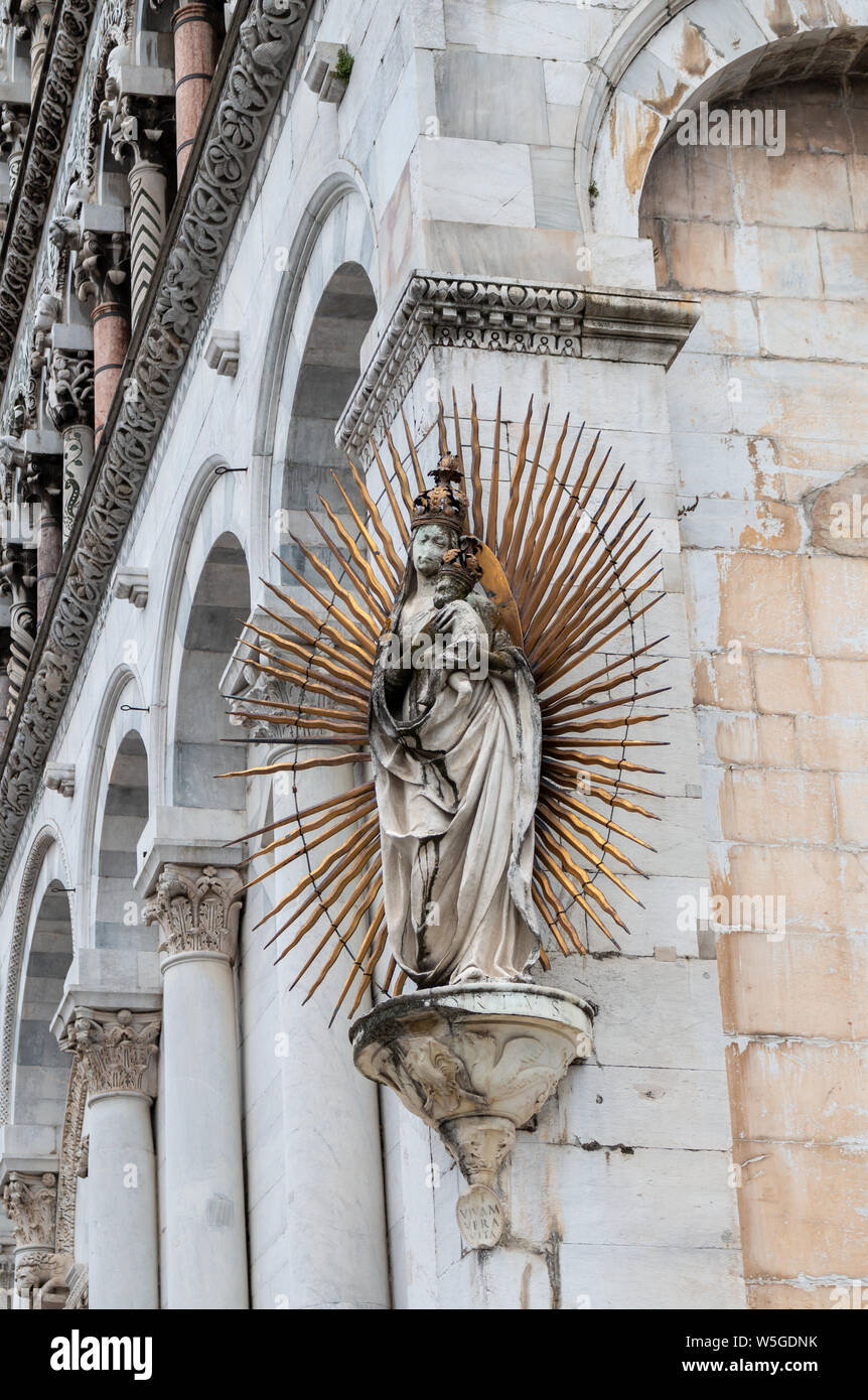 La Madonna e il Bambino statua sulla parte esterna della chiesa di San Michele in Foro, Lucca. La statua fu scolpita nel 1480 da Matteo Civitali. Foto Stock