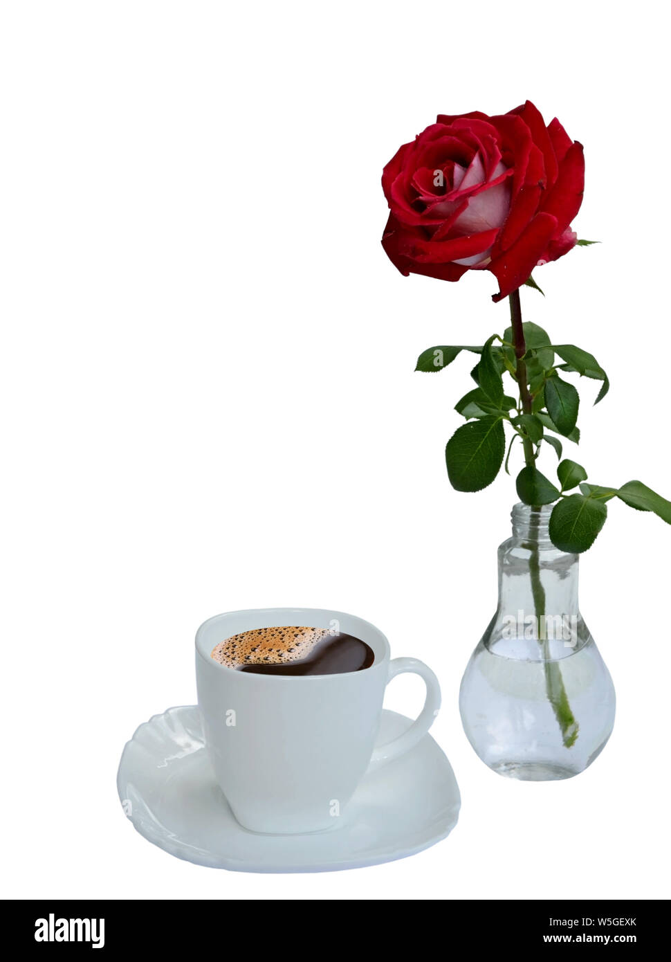 Foto di una singola rosa rossa in un vaso e un caffè in una tazza bianca con piattino, isolata su uno sfondo bianco. Foto Stock