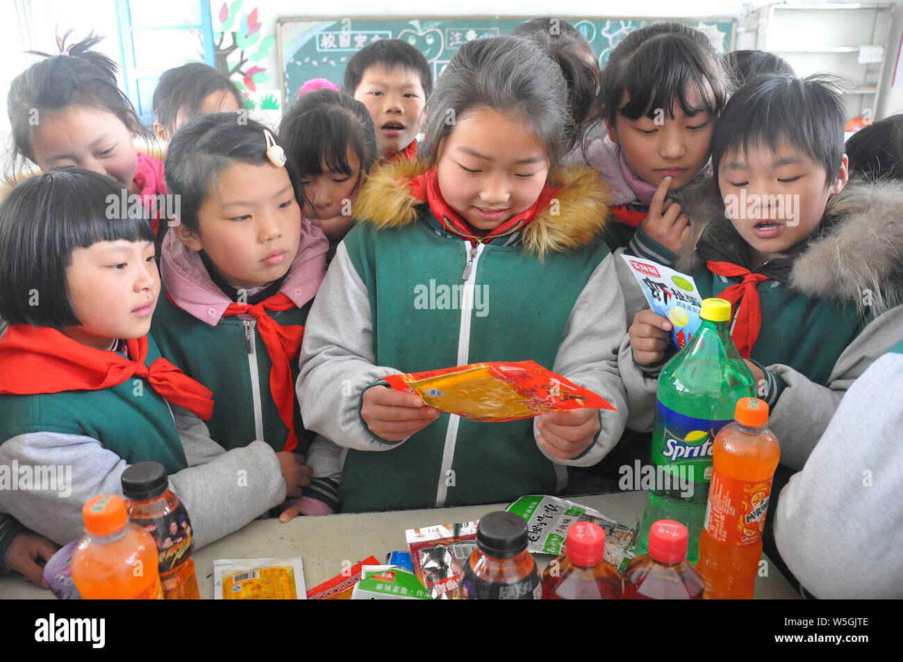 --FILE--alunni di una scuola elementare sono insegnato circa la sicurezza alimentare con l aiuto di dipendenti dal locale industriale e gestione commerciale bur Foto Stock